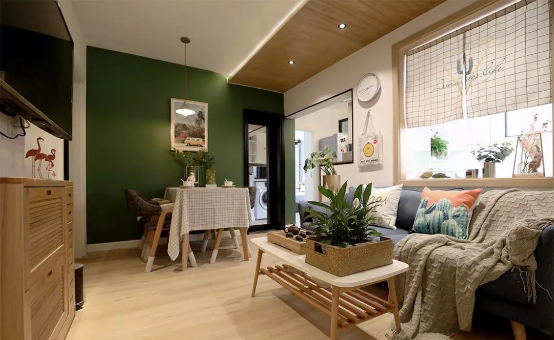 65�O小户型家装设计，全屋原木风，实用有品位，沙发墙设计最明智！